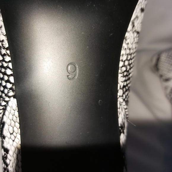 SNAKE PRINT ANKLE BOOT S:9 - Picture 6 of 7